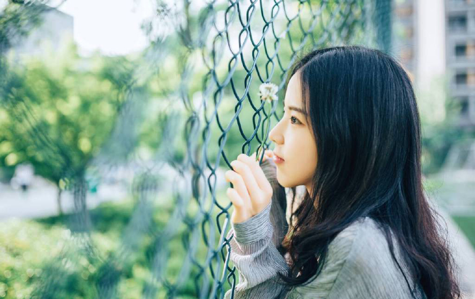 “喏！”两名战士依言将两名被俘的斥候放开。